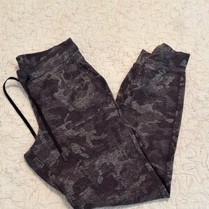 Lululemon women’s Gray Camouflage Joggers